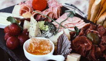 Le plateau de charcuterie : l’incontournable des soirées raclettes